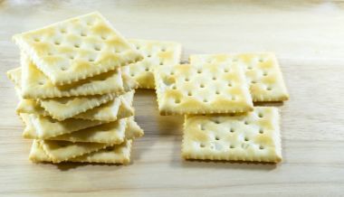 Kraker yığını bir ahşap tabak