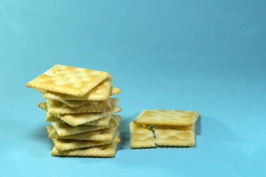 Mavi arka plan yığında kraker.