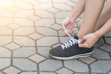 Çalıştırmak hazırlanıyor ve koşu ayakkabıları ipe kadın