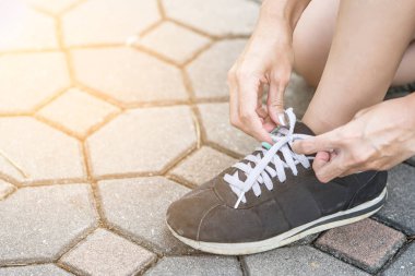 Çalıştırmak hazırlanıyor ve koşu ayakkabıları ipe kadın