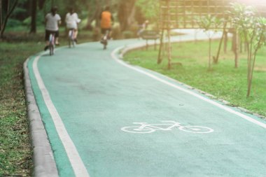 Gün batımı ile parkta bisiklet yolu