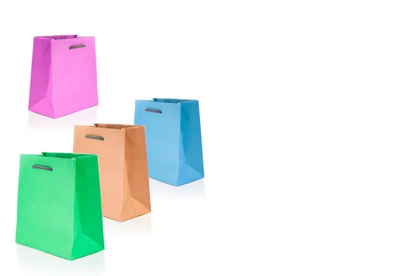 Maquette avec sacs en papier vert, orange, bleu et rose pour shoppin — Photo