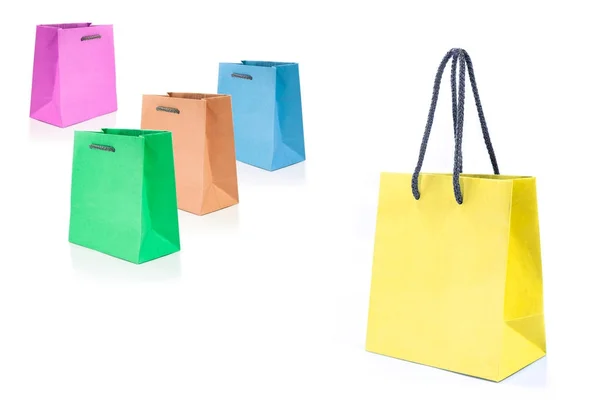 モックアップの黄色、緑、オレンジ、青、ピンクのペーパー バッグと — ストック写真