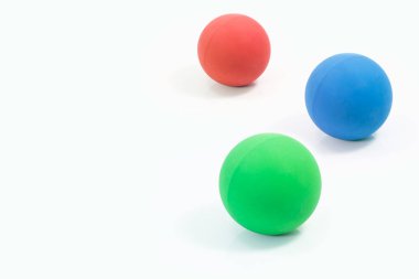 Lastik top kırmızı, yeşil ve mavi için evde beslenen hayvan o hakkında evde beslenen hayvan temini