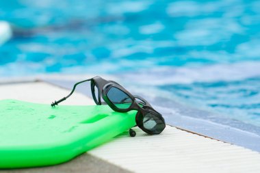 Siyah Havuzu kenarında yüzme için gözlük