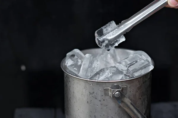 Ember es dalam ember baja tahan karat — Stok Foto