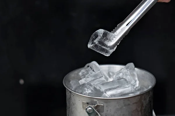 Ember es dalam ember baja tahan karat — Stok Foto