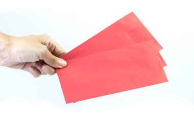 Beyaz arka plan üzerinde boş kırmızı zarf tutan el.