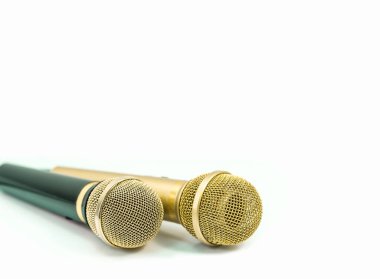 Beyaz arka plan üzerinde izole iki mikrofon.  