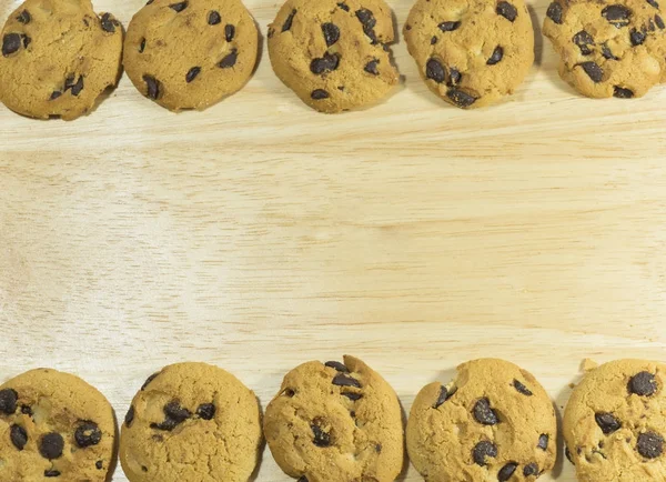 Kekse liegen reihenweise auf hellem Holz. — Stockfoto
