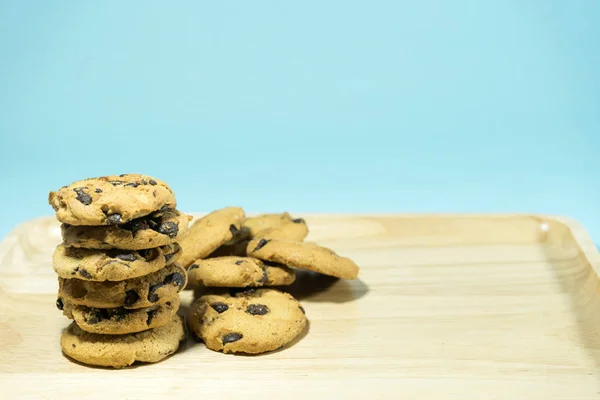 Cukroví, čokoláda čip cookies s modrým pozadím. — Stock fotografie