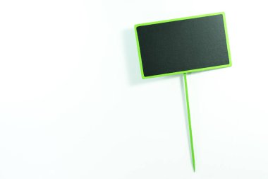 Yeşil çerçeve üzerinde izole etiketle boş yazı tahtası 