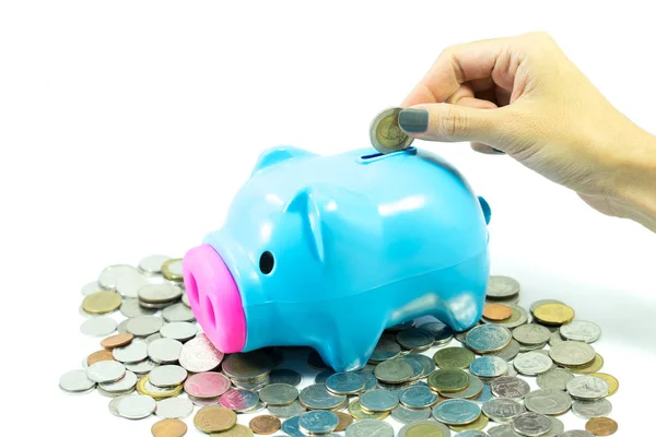 Vrouwelijke hand geld munten ingebruikneming piggy om geld te besparen Stockfoto