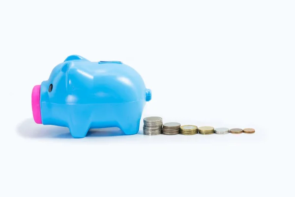 Piggy com moedas para economizar dinheiro em fundo branco . — Fotografia de Stock
