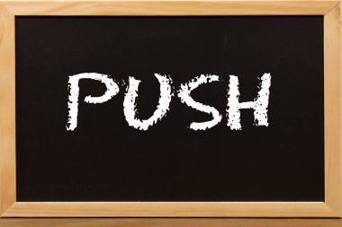 Bir kara tahta üzerinde beyaz tebeşir tarafından itme yazma.