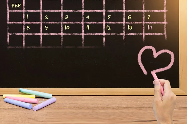 Mano Che Tiene Gesso Rosa Scrittura Forma Cuore Sulla Lavagna — Foto Stock