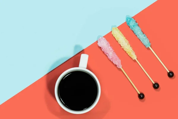 赤と青の熱いコーヒーと木製の棒の砂糖の結晶 — ストック写真