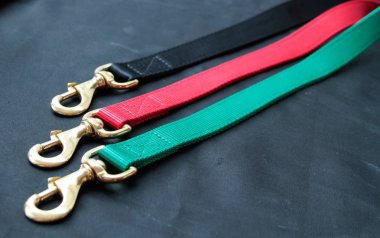 Siyah backgro köpek ve pirinç kancaya için tasma hakkında evde beslenen hayvan levazım