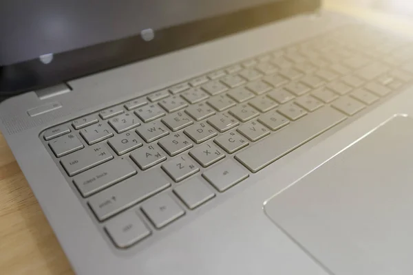 Клавиатура ноутбук на деревянном столе, Концепция о бизнесе — стоковое фото