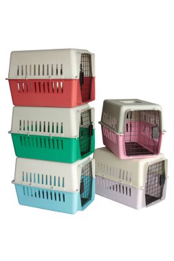 Evde beslenen hayvan taşıyıcı ile evde beslenen hayvan izole beyaz üzerinde seyahat için ayarla