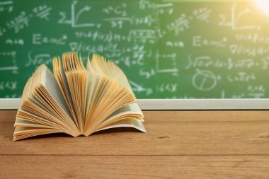 Resepsiyon yeşil tahta arka plan ile ilgili metin kitap