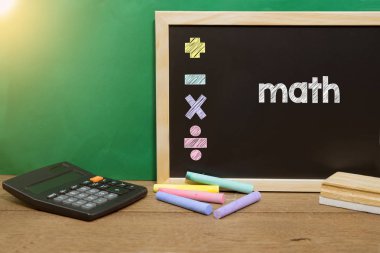 Matematik kavram yazı tahtası üzerinde hesap makinesiyle. kavram eğitim