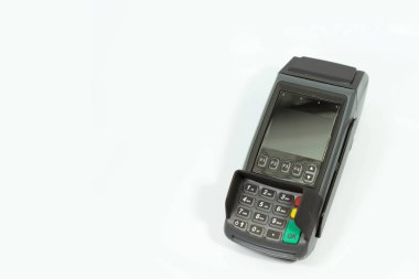 Kredi kartı okuyucu beyaz arkaplanda izole edildi.