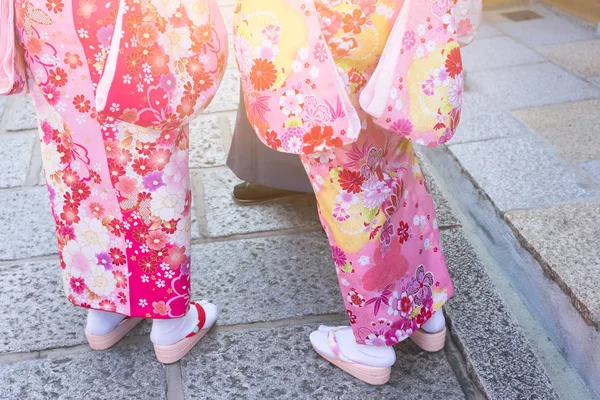 Kvinnor i traditionella japanska kimonos promenader vid templet med sol — Stockfoto