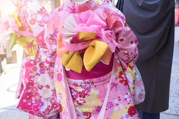 Kvinnor i traditionella japanska kimonos promenader vid templet med sol — Stockfoto