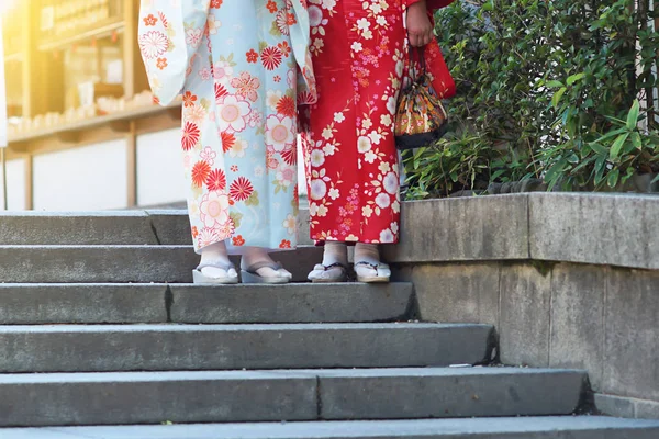 Женщина в традиционных японских кимоно ходит в храме с солнцем — стоковое фото