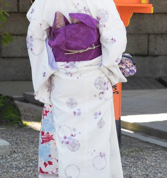 Женщина в традиционных японских кимоно, идущая в храм — стоковое фото
