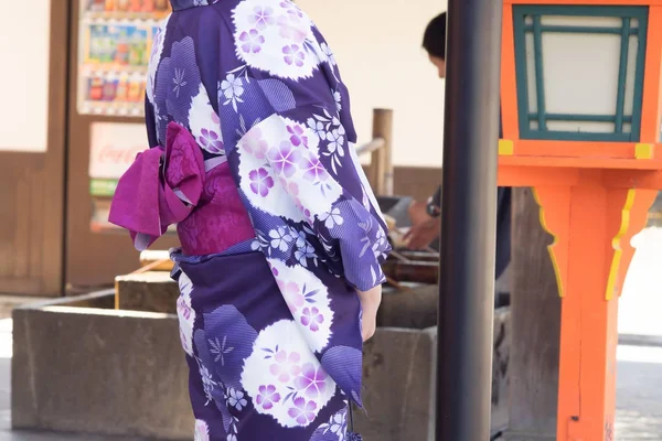 Geleneksel Japon kimono Tapınağı'nda yürüyüş kadında — Stok fotoğraf