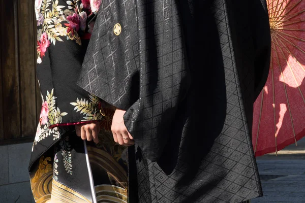 Casal em quimonos japoneses tradicionais andando no templo — Fotografia de Stock