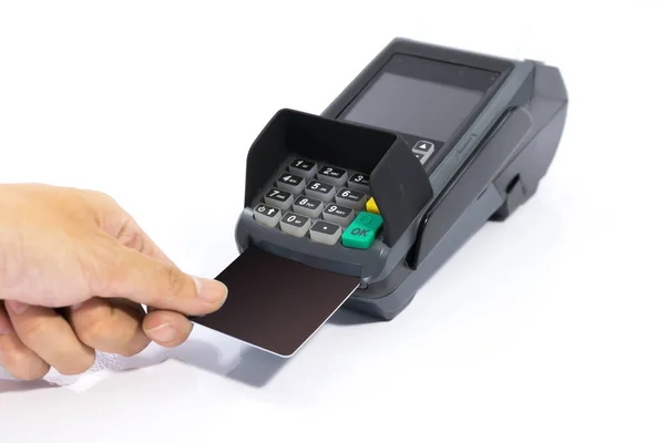 Insertar las manos en blanco tarjeta de crédito negro en la máquina de la tarjeta aislada —  Fotos de Stock