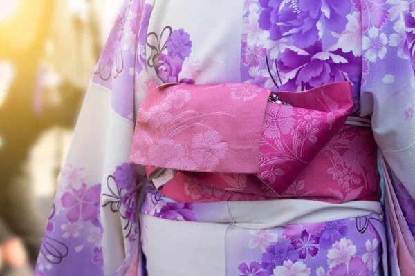 Genç kadın tapınakta yürüme geleneksel Japon kimono içinde — Stok fotoğraf