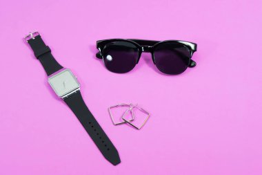 Kavram tatili. Siyah saati olan güneş gözlüğü 