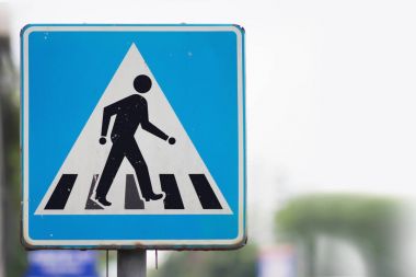 Kare mavi trafik işaretleri ile yaya geçiş için bulanık