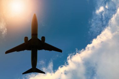 Uçak gökyüzünde ve bulut gündoğumu