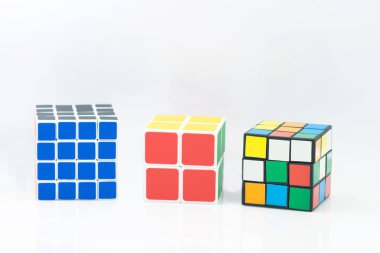Bangkok Tayland - 11 Kasım 2017: Rubik küp üç türü, beyaz bir arka plan üzerinde beyin için iyidir. Rubik küpü bir Macar tarafından icat mimar Erno Rubik 1974 yılında.