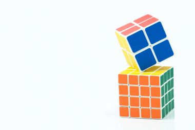 Bangkok Tayland - 11 Kasım 2017: Rubik küp iki türü, beyaz bir arka plan üzerinde beyin için iyidir. Rubik küpü bir Macar tarafından icat mimar Erno Rubik 1974 yılında.