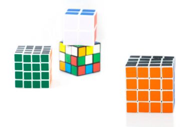 Bangkok Tayland - 11 Kasım 2017: Rubik küp üç türü, beyaz bir arka plan üzerinde beyin için iyidir. Rubik küpü bir Macar tarafından icat mimar Erno Rubik 1974 yılında.