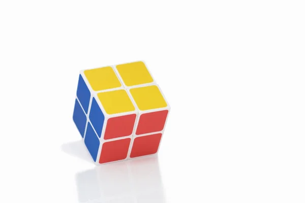 Beyaz arka plan üzerinde Bangkok - Tayland Rubik küpü. Rubik — Stok fotoğraf