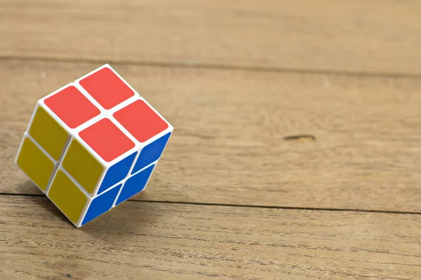 Bangkok - Tayland Rubik küpü üstünde okul sırası. Rubik küp o küpü için — Stok fotoğraf