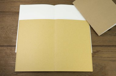 Boş defter ya da ahşap masa üzerinde boş sketchbook.  