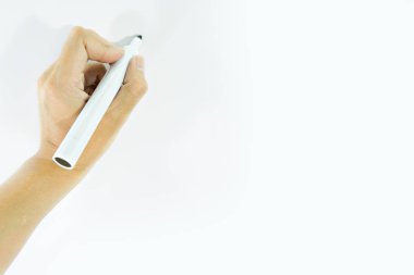 Sola izole yazmak için siyah kalemi tutan el 