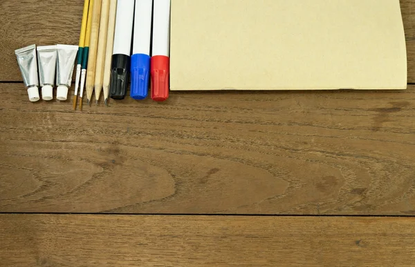 Material escolar sobre mesa de madera, Concepto es educación — Foto de Stock