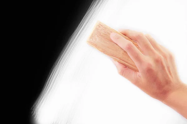 Mão segurando escova apagar isolado no fundo branco e preto . — Fotografia de Stock