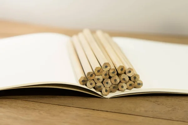 Lápiz con cuaderno sobre mesa de madera en concepto inspiración — Foto de Stock