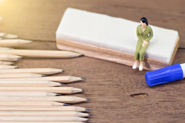 Concepto educativo. Personas en miniatura con luz cálida . — Foto de Stock