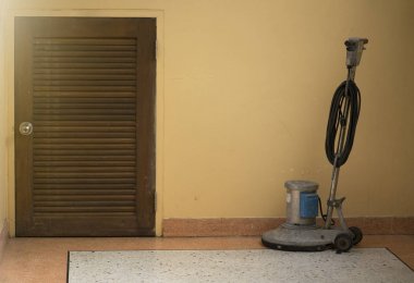 Kat Scrubber yerleştirilmiş deponun koymak.